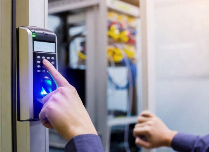 ¿Cuáles son los requisitos obligatorios y el procedimiento de autorización para los sistemas electrónicos de registro y control de la asistencia y determinación de las horas de trabajo?